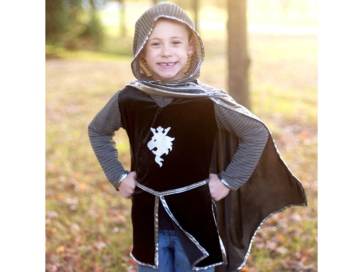 Great Pretenders 61965 - Set Chevalier (tunique, Cape, Couronne), Argent, Taille EU 104-116 - Ages 4-6 Years 4 Great Pretenders 61965 - Set Chevalier (tunique, Cape, Couronne), Argent, Taille EU 104-116 - Ages 4-6 Years – Image 2