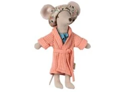 Maileg 17-2302-02 - Peignoir - Corail, H : 10 Cm X L : 9 Cm 5 Maileg 17-2302-02 - Peignoir - Corail, H : 10 Cm X L : 9 Cm -Born To Be Kids maileg 17 2302 02 peignoir corail h 10 cm x l 9 cm 1600 1