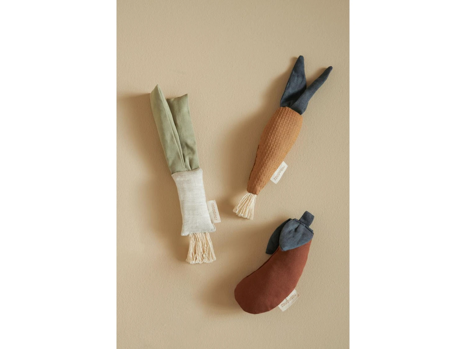 AUBERGINERATTLE - Hochet Aubergine Bio 18x7 - 4 AUBERGINERATTLE - Hochet Aubergine Bio 18x7 - – Image 2