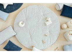 FLUFFY-030 - Tapis De Jeu Fluffy - Rayures Marine 13 FLUFFY-030 - Tapis De Jeu Fluffy - Rayures Marine -Born To Be Kids nobodinoz fluffy 030 tapis de jeu fluffy rayures marine 1600 3